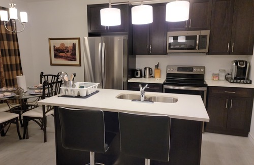 London House | Comfy 3Bdrm home near Hyde Park Mall/Western Uni