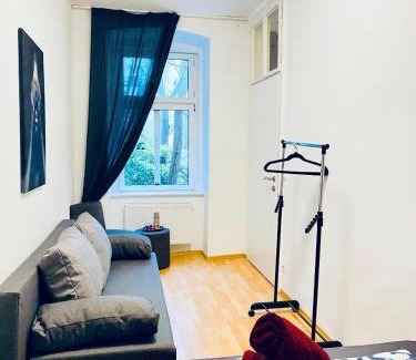 Thurygrund Apartment | Comfy 3BR Apt for Groups, 10-Min to Währinger Park