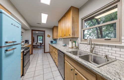 Driftwood House | Comfy 4 bdrm Hill Country Getaway - Great For Families & Pet Friendly!