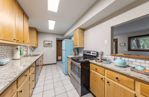 Driftwood House | Comfy 4 bdrm Hill Country Getaway - Great For Families & Pet Friendly!