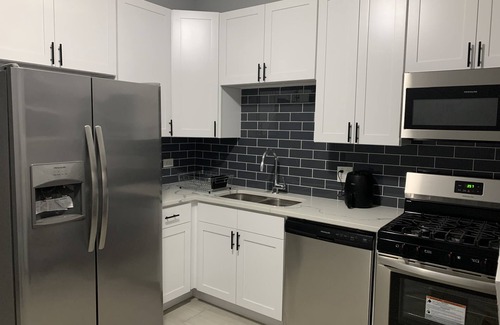 Greater Grand Crossing House | Comfy 4 bedroom Apartment in the center of CHICAGO! 15 mins from Downtown!