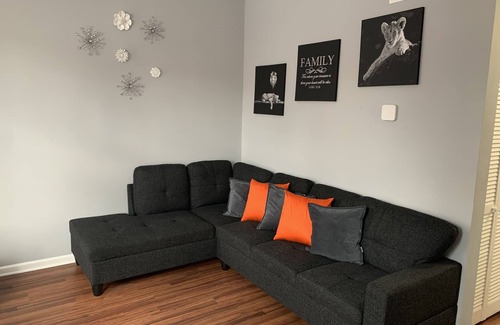 Greater Grand Crossing House | Comfy 4 bedroom Apartment in the center of CHICAGO! 15 mins from Downtown!