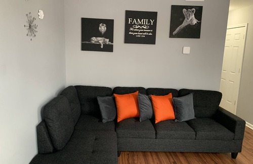 Greater Grand Crossing House | Comfy 4 bedroom Apartment in the center of CHICAGO! 15 mins from Downtown!