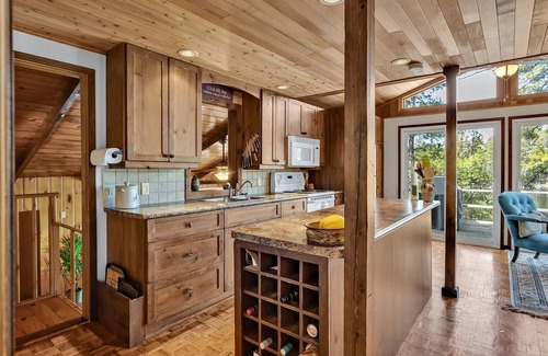 Selwyn Cottage | Comfy 8-person cottage. STONEY LAKE. Kawarthas. Pet friendly. 90 mins Toronto