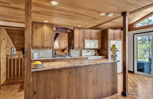 Selwyn Cottage | Comfy 8-person cottage. STONEY LAKE. Kawarthas. Pet friendly. 90 mins Toronto