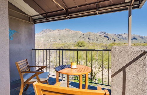 Tucson Condo | Comfy and Gorgeous Sonoran Mountain View Condo at The Greens
