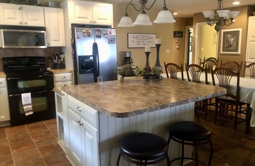 Yutan House | Comfy and Spacious home for your get away! Small town charm!
