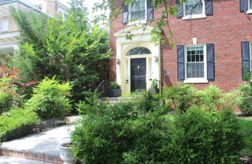 Crestwood Apartment | COMFY Basement Home 2 Bdrm1Den 3Queen Beds