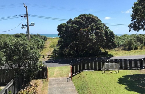 Piha House | COMFY BEACHFRONT FAMILY BACH