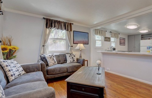 Arvada House | Comfy bungalow and fast Wi-Fi!