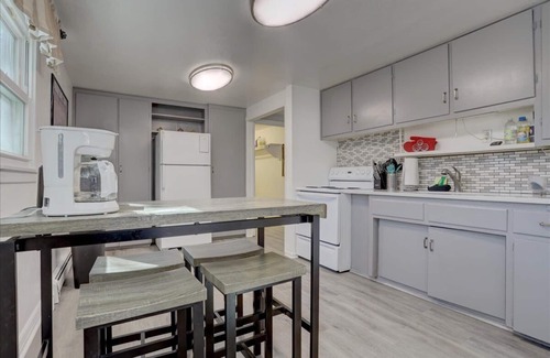Arvada House | Comfy bungalow and fast Wi-Fi!