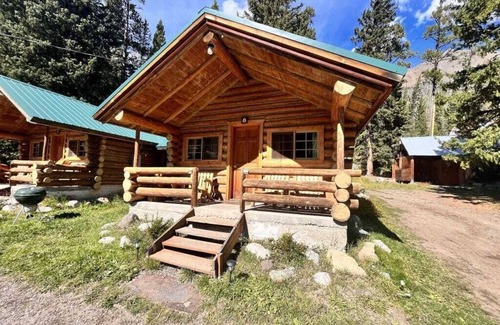 Cooke City-Silver Gate Cabin | Comfy cabin is situated on the Silver Gate property which overlooks 10,000ft tall mountain peaks surrounding the town.