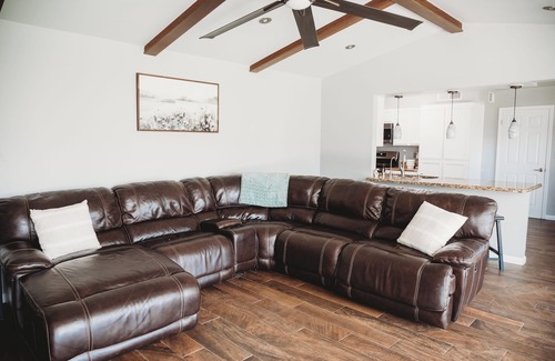 Pebble Hills Park House | Comfy Casita, centrally located, pool, game room, sleeps 10!