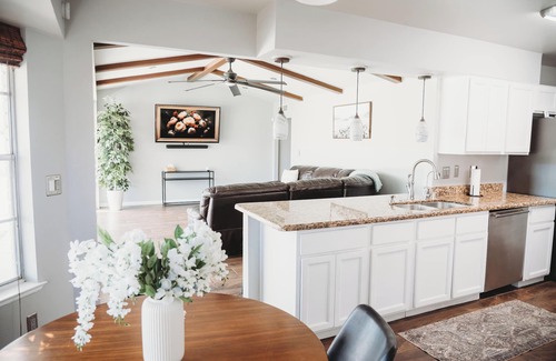 Pebble Hills Park House | Comfy Casita, centrally located, pool, game room, sleeps 10!
