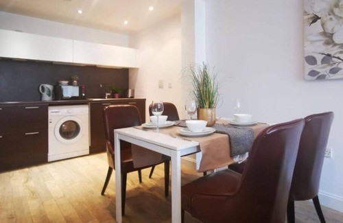 Theatreland Birmingham Apartment | Comfy City Center Apartment