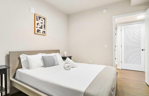 Clarendon Apartment | Comfy Clarendon Apt - Steps from Metro