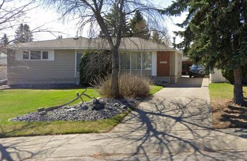 West Edmonton Villa | Comfy Corner Stays 2 Cross st of W Edmonton Mall