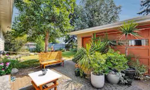West Edmonton Villa | Comfy Corner Stays 2 Cross st of W Edmonton Mall
