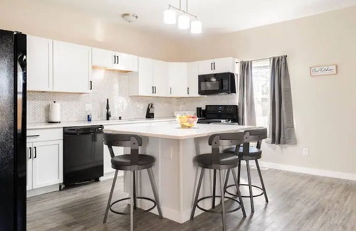 Columbus House | Comfy Cozy 2br home priv.parking 10min to dntwn