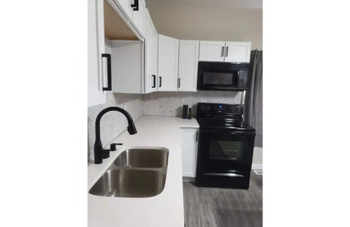 Columbus House | Comfy Cozy 2br home priv.parking 10min to dntwn