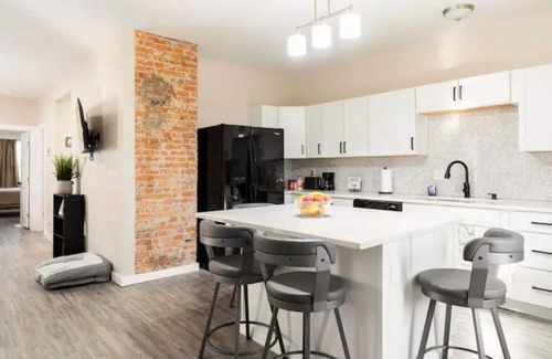 Columbus House | Comfy Cozy 2br home priv.parking 10min to dntwn