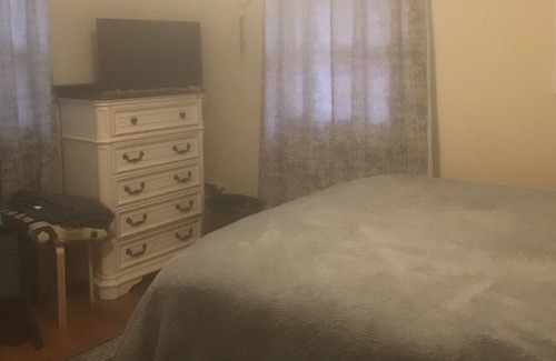 Lawrence House | Comfy, Cozy, and Clean! Close to KU campus, great restaurants and shopping