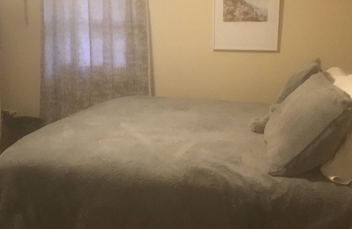 Lawrence House | Comfy, Cozy, and Clean! Close to KU campus, great restaurants and shopping