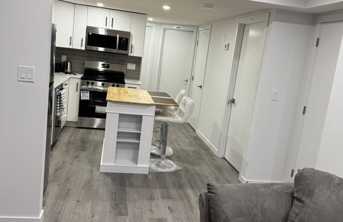 Southwest Edmonton House | Comfy Cozy One Bedroom Suite