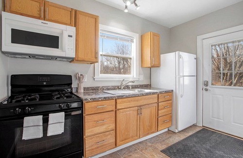 Kalamazoo Apartment | Comfy Craftsman Full 2 Bed Apartment w/Modern Luxuries