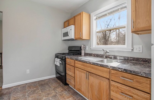 Kalamazoo Apartment | Comfy Craftsman Full 2 Bed Apartment w/Modern Luxuries