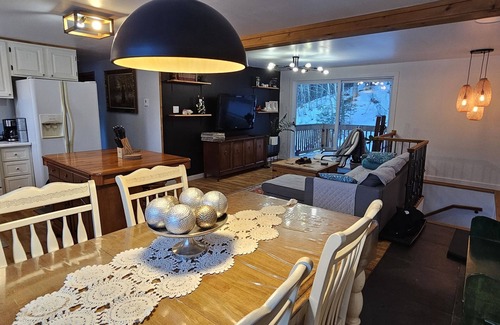 Potton Ski Chalet | Comfy creekside chalet+5 skiResorts+HiSpeedNet&Workspace+Fireplace&Hometheater