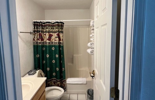 Renault Bed & Breakfast | Comfy Double Queen Economy Room with Free Parking!