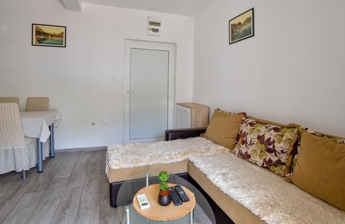 Bijeli do Apartment | Comfy Flat w Balcony 5 min to Greco Beach in Budva