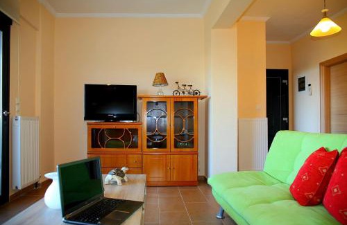 Theologos Apartment | Comfy flat with Garden near the Beach