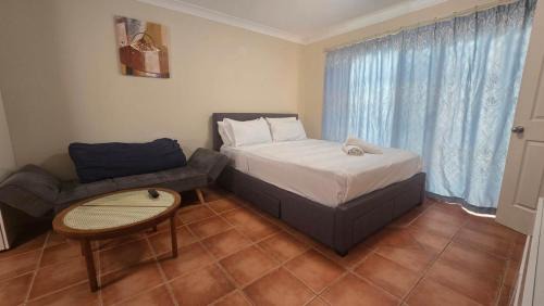 Mermaid Waters House | Comfy Granny Flat Studio in Mermaid Water