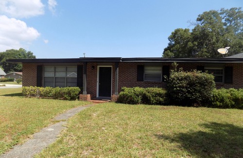 Northeast Pensacola House | Comfy home in safe neighborhood, close to the airport shopping dinning and more!