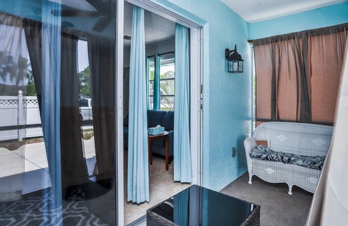 Grove City Apartment | Comfy home near beach with WiFi, W/D, AC, pool, grill, & ping-pong - dogs OK