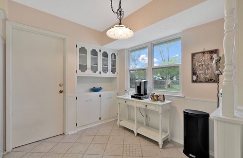Universal City House | Comfy Home w/Great Accessibility by RedAwning