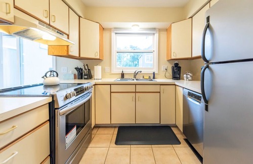 Dicken House | Comfy Home w/Lots of Light, Close to Big House!