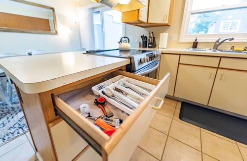 Dicken House | Comfy Home w/Lots of Light, Close to Big House!