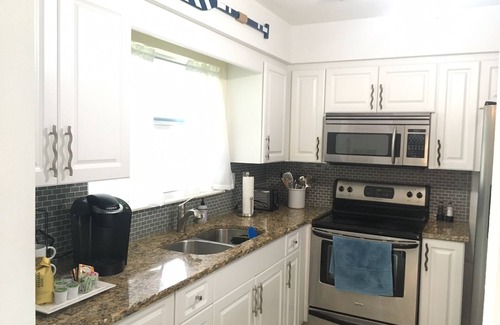 Venice East House | Comfy home w/screened in lanai, near golf, shops, 5 miles to beautiful beaches!