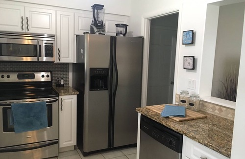 Venice East House | Comfy home w/screened in lanai, near golf, shops, 5 miles to beautiful beaches!