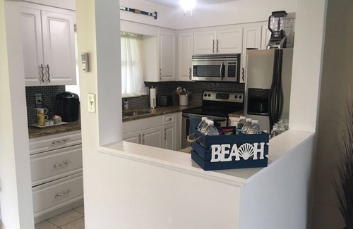 Venice East House | Comfy home w/screened in lanai, near golf, shops, 5 miles to beautiful beaches!