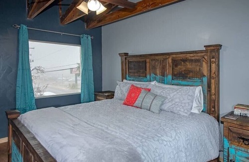 Alpine House | Comfy King loft @ Alpine City Place | Hotel and Bar