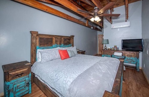 Alpine House | Comfy King loft @ Alpine City Place | Hotel and Bar