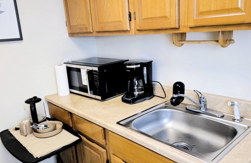 South Gate House | Comfy King Private Suite Near UMD BWMC & BWI with Pool Table and Treadmill.