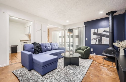 Bouldin Apartment | Comfy King Suite Getaway | Sleeps 4 | Pool, Prkg