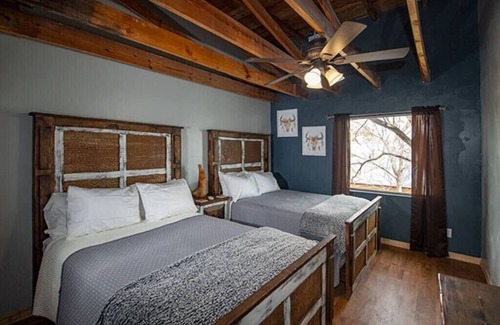 Alpine House | Comfy loft @ Alpine City Place | Hotel and Bar