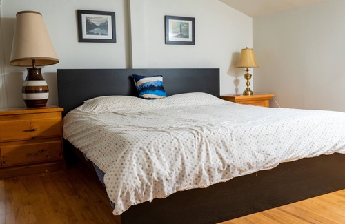 Tay Valley Cottage | Comfy Loft Cottage in Sharbot Lake with Outdoor Pool and Lake Access