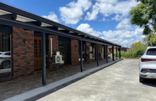Shailer Park House | Comfy Logan - Shared bathrooms - Individual Room with a Queenbed- WiFi AC Netflix